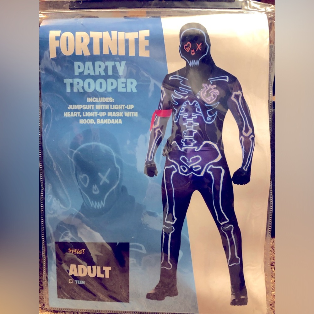Fortnite Halloween Costume (NWT Never worn) Fits like: Adult/Mens/Medium